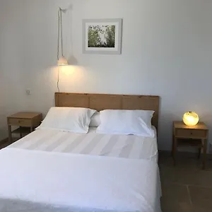 Hôtes Les Garrigues Couette-café Cucuron